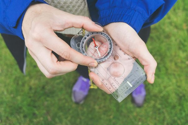 Quelles locations de vacances en Patagonie proposent des expéditions de trekking et des ateliers de photographie ?